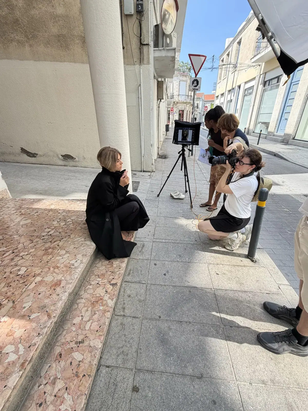 Ett sittande porträtt på gatan